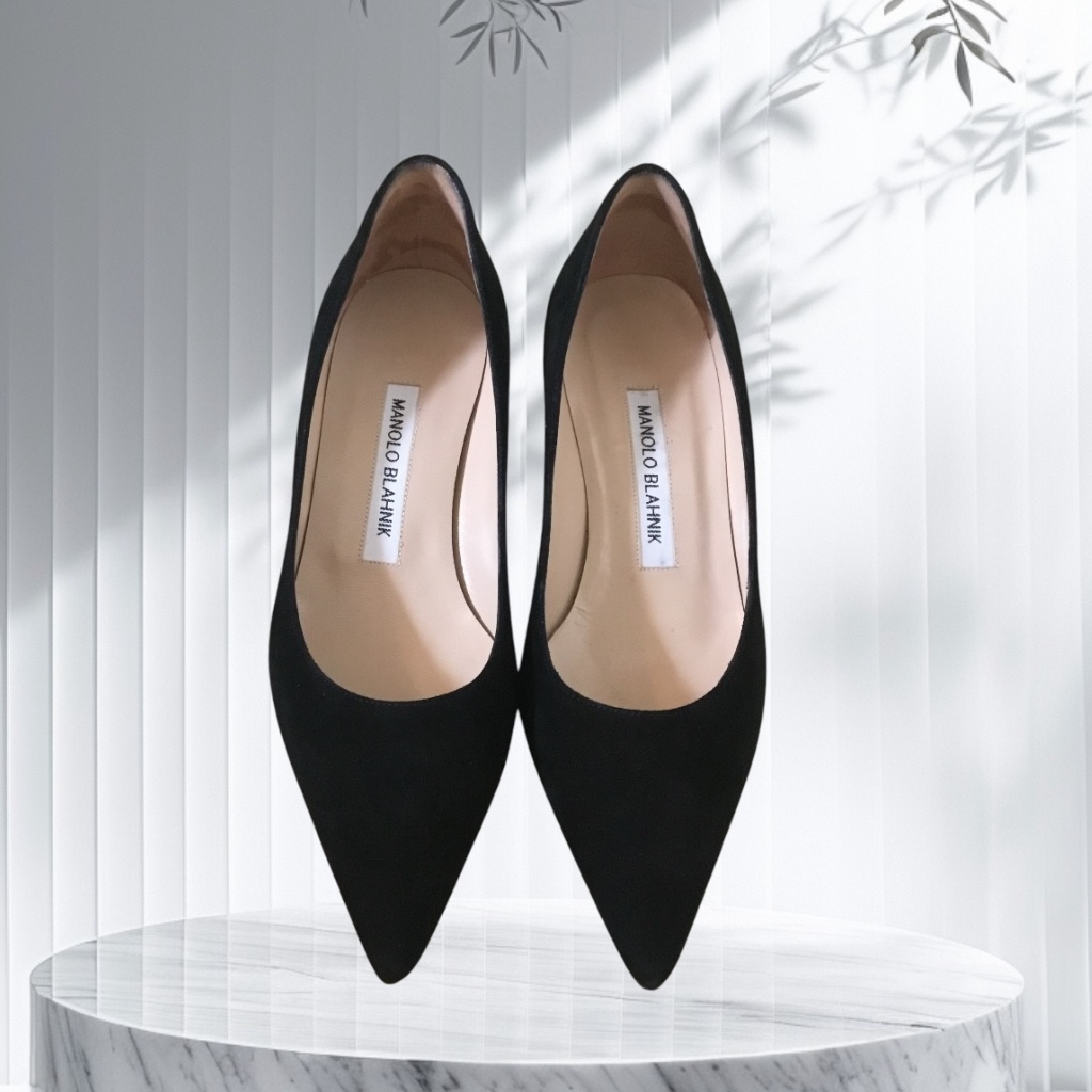 Manolo Blahnik Sirla Suede Low-Heel Pump